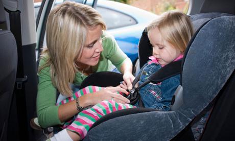 Dziecko na przednim siedzeniu - od ilu lat można jeździć zgodnie z nowym prawem