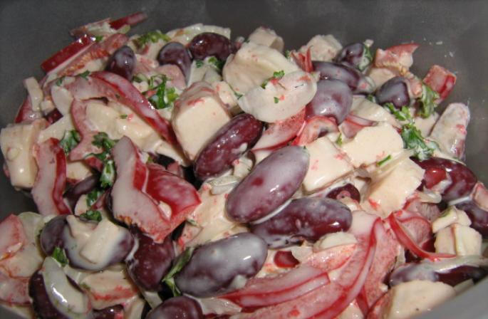 Salat mit Krabbenstäbchen und Bohnen Rezept für Bohnensalat mit Krabbenstäbchen