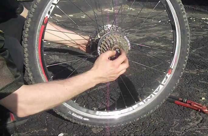 Entfernen und Installieren der Kassette am Fahrrad
