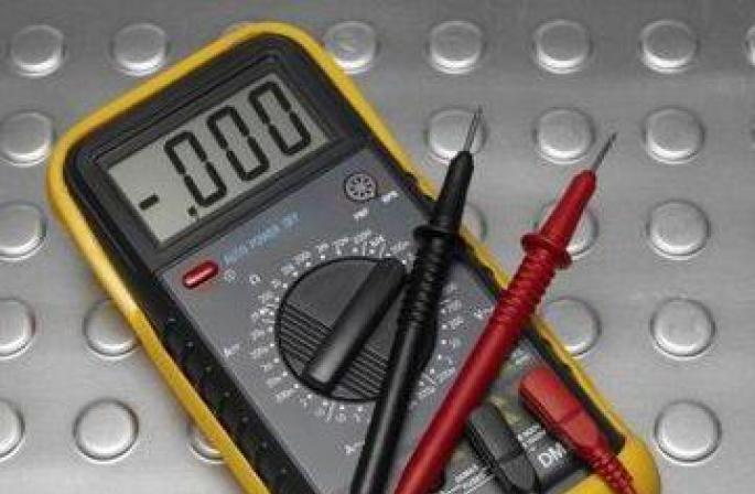 Messung der tatsächlichen Batteriekapazität mit einem Multimeter und anderen Geräten