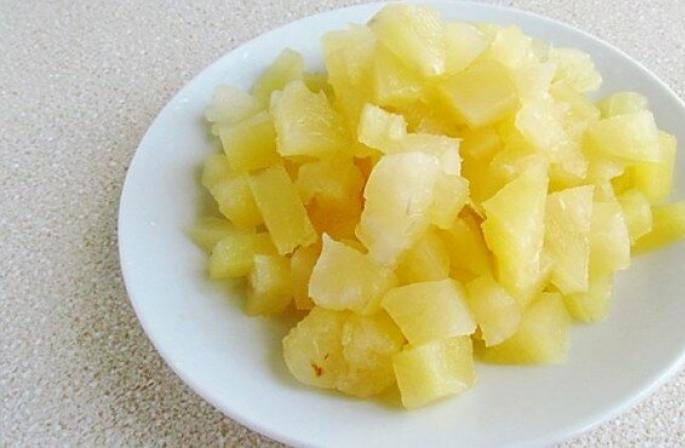 Sallatë me pulë, ananas të konservuar dhe kërpudha “Kërpudha speciale me ananas