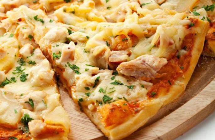 Tavuk ve ananaslı ev yapımı pizza