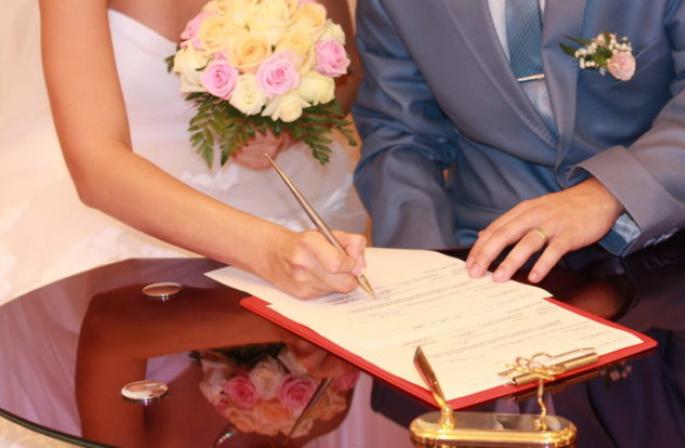 Depunerea unei cereri la oficiul civil pentru înregistrarea căsătoriei
