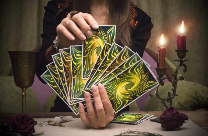 Kuptimi i faqes së pentacles Tarot në lexime të ndryshme