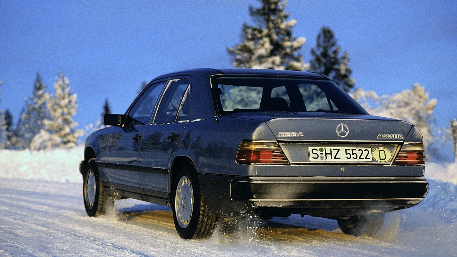 Otomobilin ayırt edici özellikleri Mercedes W124 Mercedes'in W124'ün arkasındaki gücü
